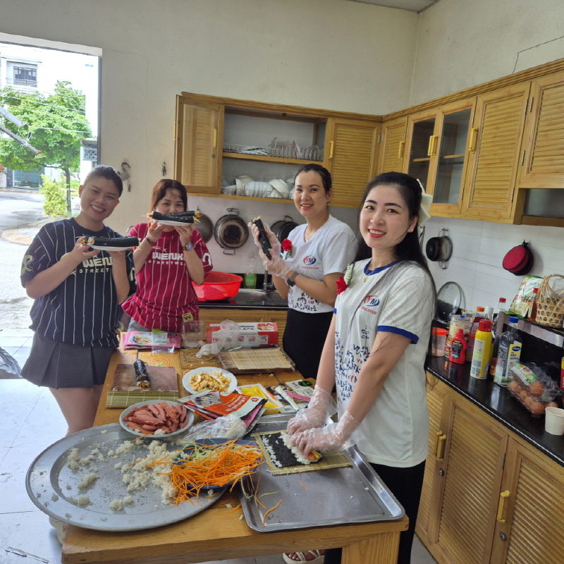 신부님들 김밥 만들기 체험! 이미지